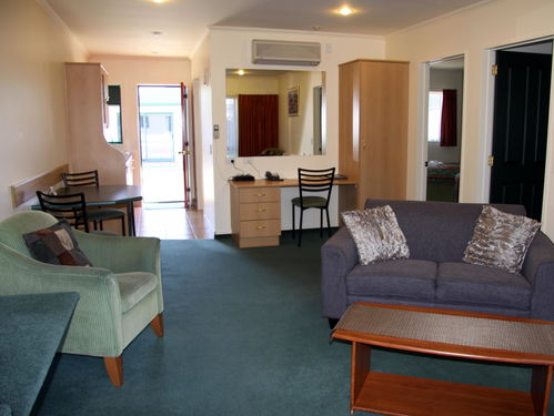 特威斯爾雷克斯汽車旅館與湖畔汽車旅館 Agoda預訂與餐飲服務體驗